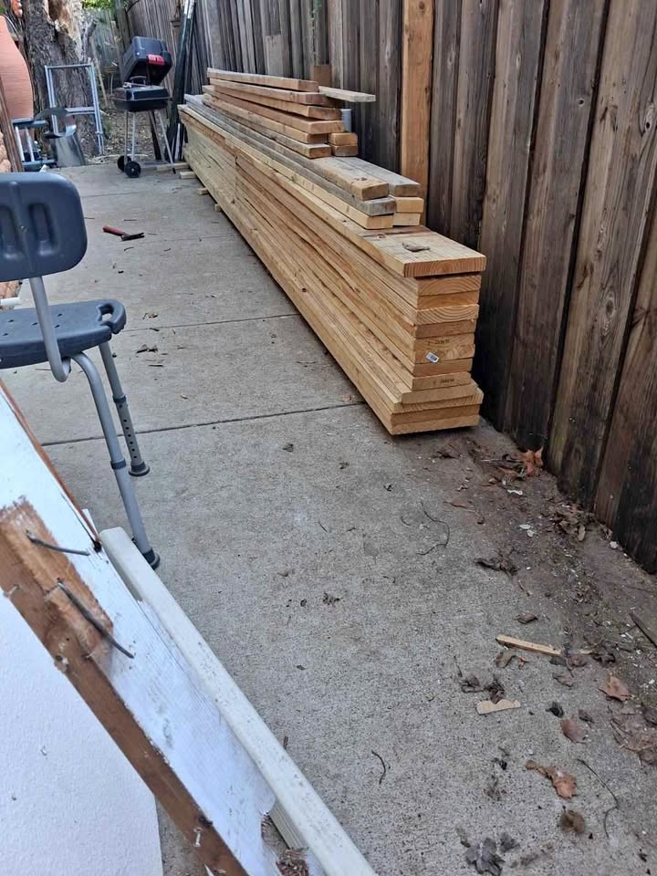Alot of Wood / Madera/Lumber - Image 1