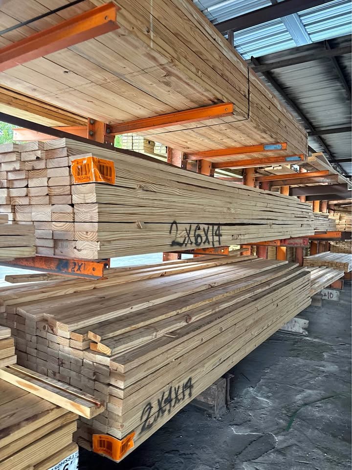 ????1 YELLOW PINE LUMBER - Image 1