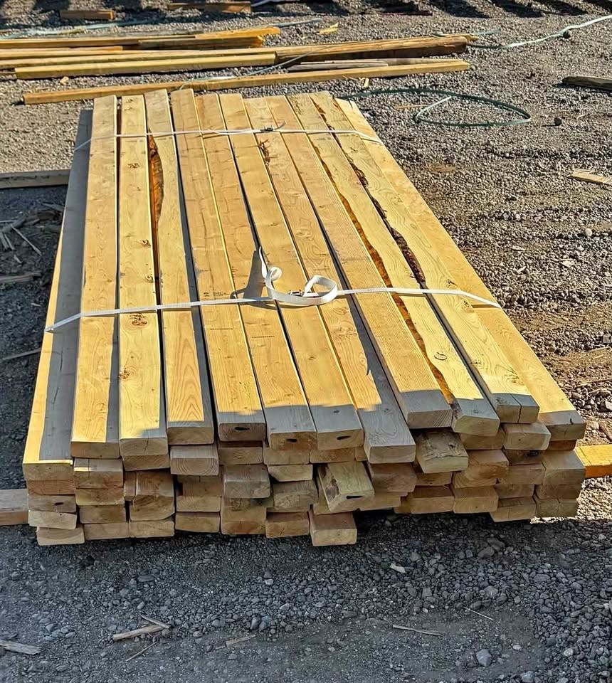 Bundle of 2x4 Wood Studs / lumber / Madera