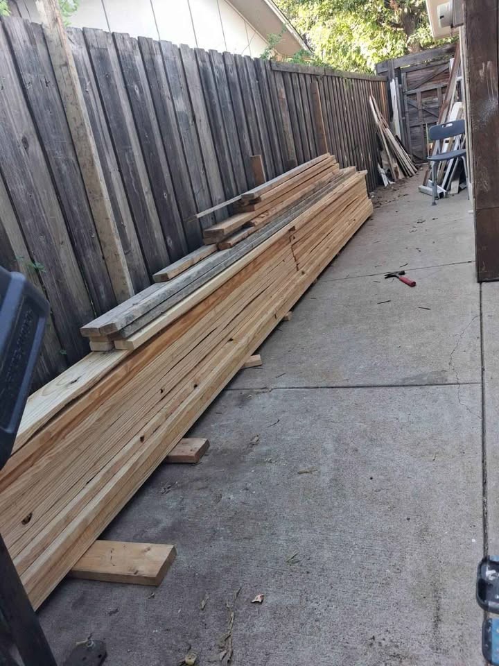 Alot of Wood / Madera/Lumber - Image 3