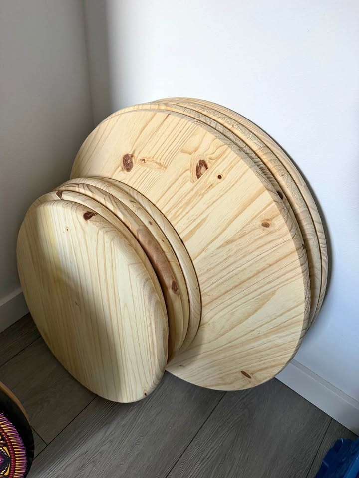 18” & 24” oak round wood 1” thick - Image 1