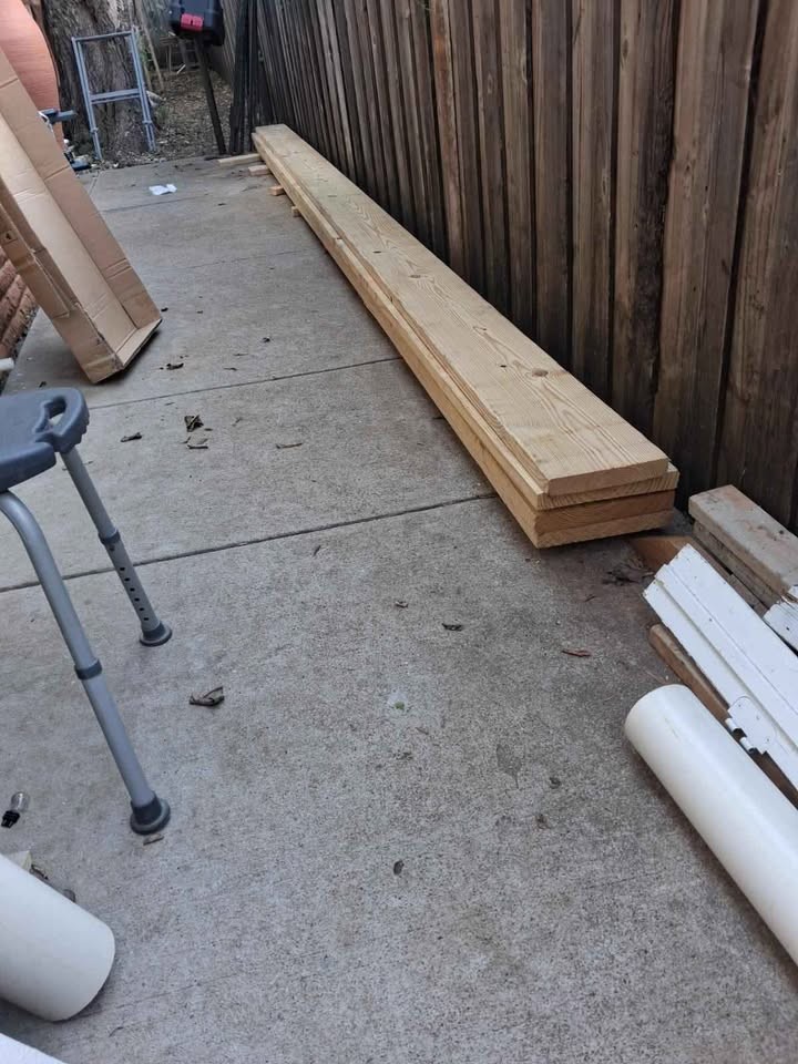 Alot of Wood / Madera/Lumber - Image 2