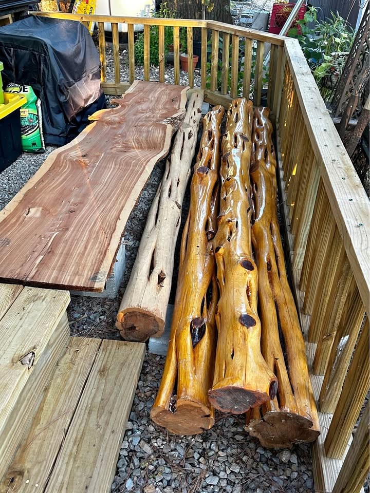 Cedar post 4 . 2 cedar slabs - Image 1